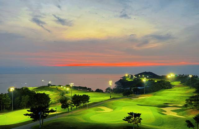 라이트를 켠 아시아나 웨이하이CC 전경. 사진 제공=금호리조트