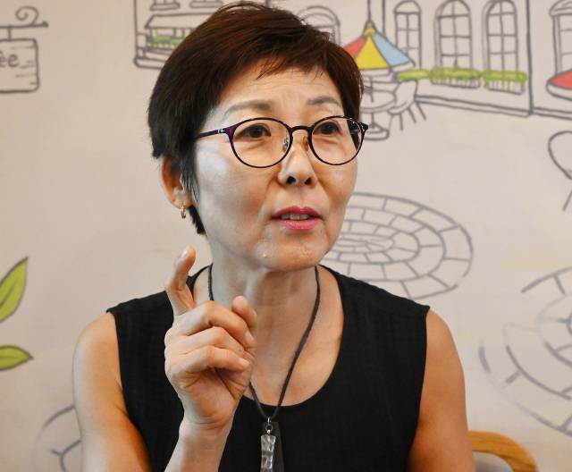 로이스 김 작가가 미국의 대형 슈퍼마켓 체인 ‘트레이더 조’에서 근무하면서 경험한 오프라인 매장의 경쟁력 유지 전략을 설명하고 있다. 오승현 기자