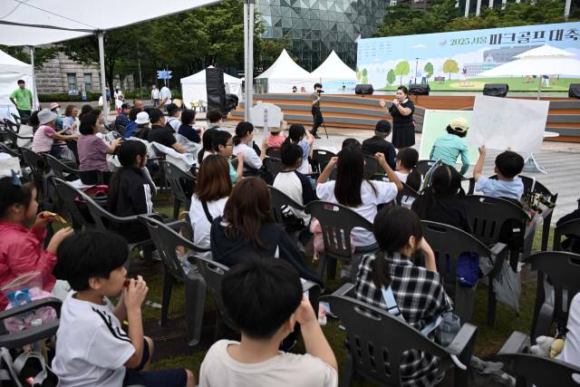 ‘2025 서울 파크골프 대축제’ 이틀차인 17일 서울광장에서 백선관 강사가 파크골프 수업을 진행하고 있다. 조태형 기자