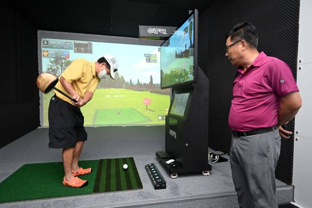 17일 서울광장에서 열린 ‘2025 서울 파크골프 대축제’ 에서 시민들이 스크린 파크 골프를 체험하고 있다. 조태형 기자