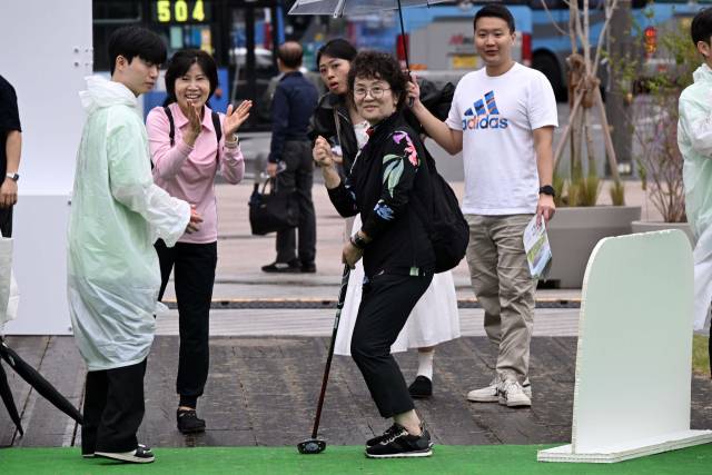 17일 ‘2025 서울 파크골프 대축제'를 찾은 시민들이 서울광장에서 파크골프와 관련한 각종 체험 이벤트에 참여하고 있다. 조태형 기자