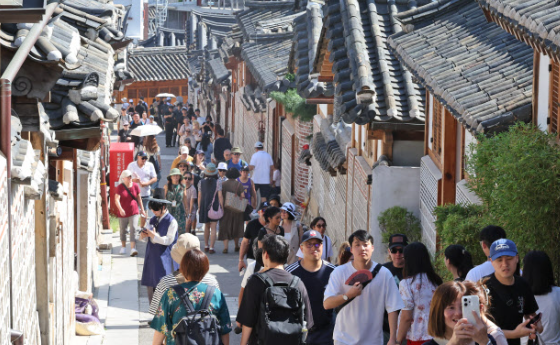 서울 종로구 북촌을 찾은 외국인 관광객들이 한옥마을을 관람하고 있다. 뉴스1