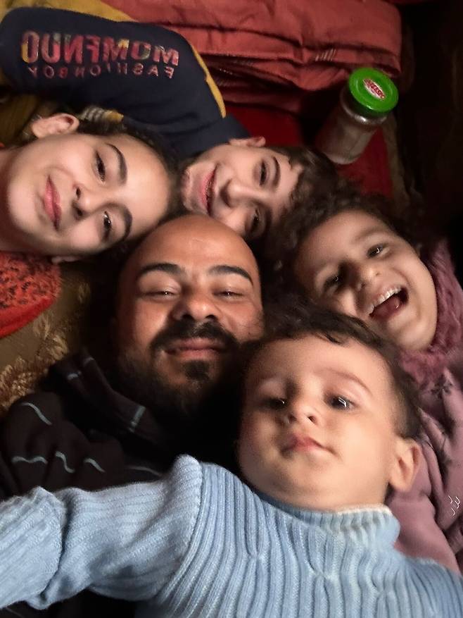 무함마드 사이드 알카티브 기자가 네 아이와 찍은 사진. ⓒ무함마드 사이드 알카티브