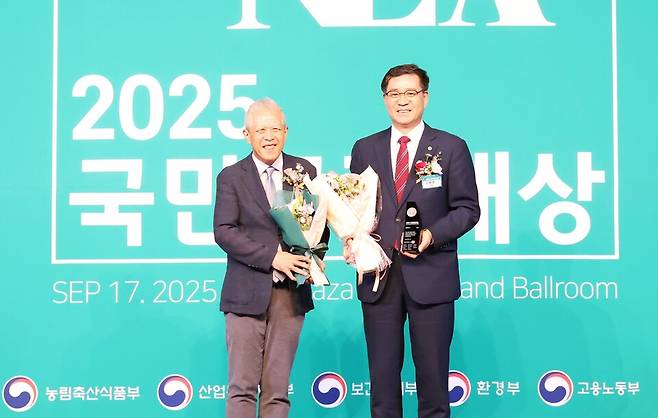 진병영(왼쪽) 함양군수가 17일 서울 중구 플라자호텔에서 진행된 '2025 국민공감대상' 시상식에서 힐링관광도시 부문 대상을 수상하고 기념 촬영을 하고 있다. ⓒ함양군