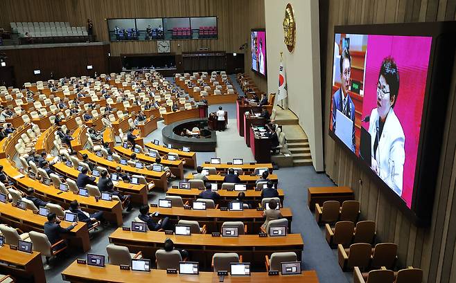 김민석 국무총리가 9월15일 국회 본회의장에서 열린 대정부 질문에 참석해 임이자 국민의힘 의원의 질문을 듣고 있다. ⓒ연합뉴스