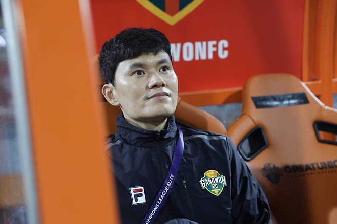 정경호 강원 감독은 16일 춘천송암스포츠타운에서 열린 상하이 선화와 2025~2026시즌 ACLE 동아시아권역 리그 스테이지 1차전 홈경기에서 팀의 2-1 승리를 이끈 뒤 환하게 웃었다. 이날 승리로 창단 멤버로서 팀의 사상 첫 ACL 승리를 안겼고, 자신이 강조한 K리그1-ACL 이원화 원칙을 지킬 수 있어서다. 사진제공│한국프로축구연맹