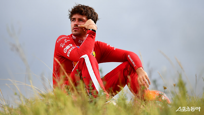 리타이어 후 필드에서 경기를 지켜보는 샤를 르클레르. 사진 출처｜F1 홈페이지