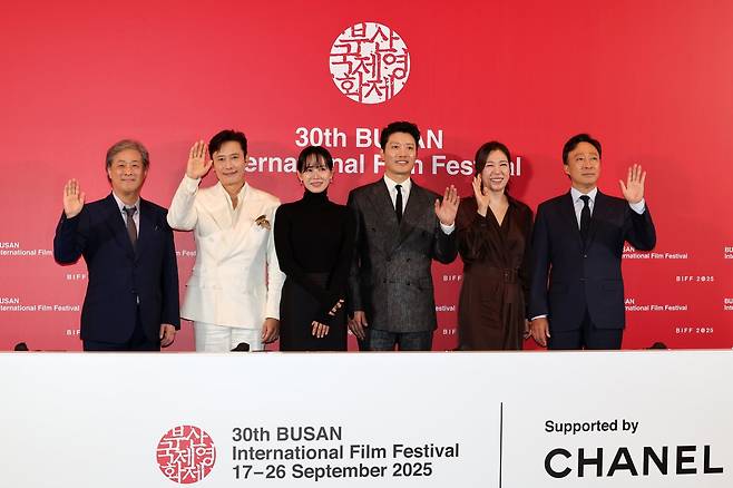 [부산=뉴시스] 박진희 기자 = 제30회 부산국제영화제 개막작 ‘어쩔수가없다’ 감독 박찬욱, 배우 이병헌, 손예진, 박희순, 염혜란, 이성민이 17일 부산 해운대구 영화의전당 중극장에서 기자회견을 하고 있다. 2025.10.17. pak7130@newsis.com