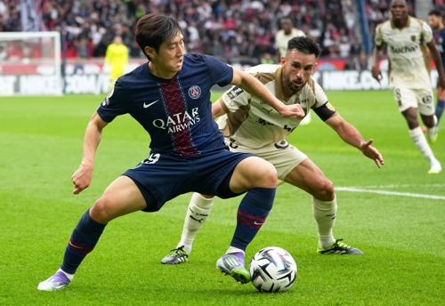 PSG 이강인이 15일 랑스전에서 아드리엥 토마손을 등지고 볼을 지키고 있다. AP연합뉴스