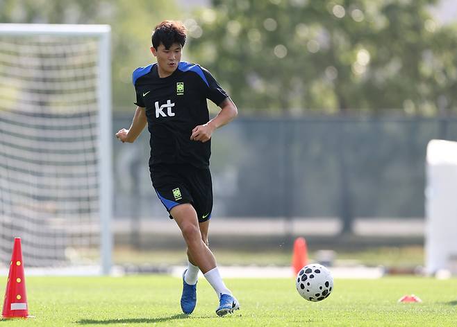 4일(현지시간) 미국 뉴욕 아이칸 스타디움에서 진행된 한국 축구 대표팀 훈련에서 김민재가 패스 훈련을 하고 있다. 연합뉴스