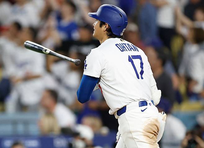 오타니 쇼헤이(LA 다저스)가 17일 미국 캘리포니아주 로스앤젤레스 다저스타디움에서 열린 필라델피아 필리스전에서 솔로홈런을 날리고 있다. 게티이미지코리아