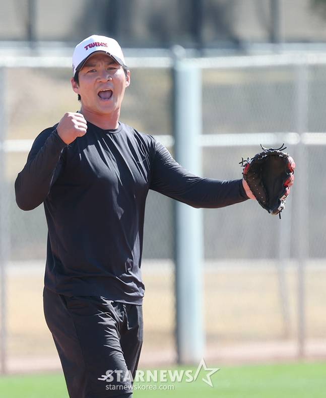 LG 오지환이 2025년 스프링캠프에서 유격수 수비를 하고 있다. /사진=김진경 대기자