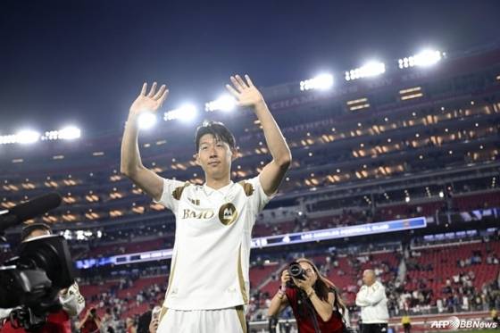 손흥민이 14일 오전 9시 30분(한국시간) 미국 캘리포니아주 샌타클래라 리바이스 스타디움에서 열린 MLS 정규리그 산호세 어스퀘이크스 원정 경기가 끝난 뒤 관중들에게 인사하고 있다. /AFPBBNews=뉴스1