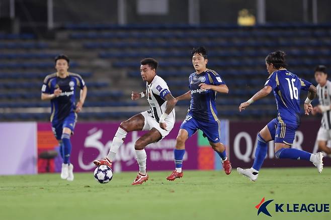 린가드(왼쪽에서 두 번째)가 16일 일본 도쿄 마치다 기온 스타디움에서 열린 2025~2026 ACLE 리그 페이즈 1라운드 경기 중 나상호(오른쪽에서 세 번째) 옆에서 패스를 시도하고 있다. /사진=한국프로축구연맹 제공
