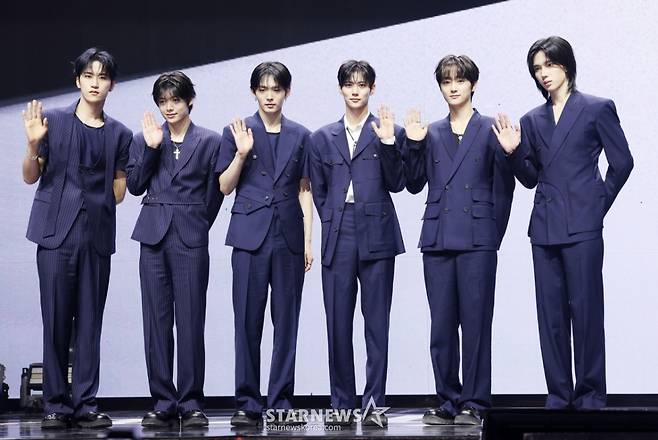 그룹 루네이트가 17일 서울 광진구 예스24 라이브홀에서 진행된 두 번째 싱글 앨범 'LOST' 발매 기념 쇼케이스에서 포즈를 취하고 있다. /2025.09.17 /사진=김휘선 hwijpg@