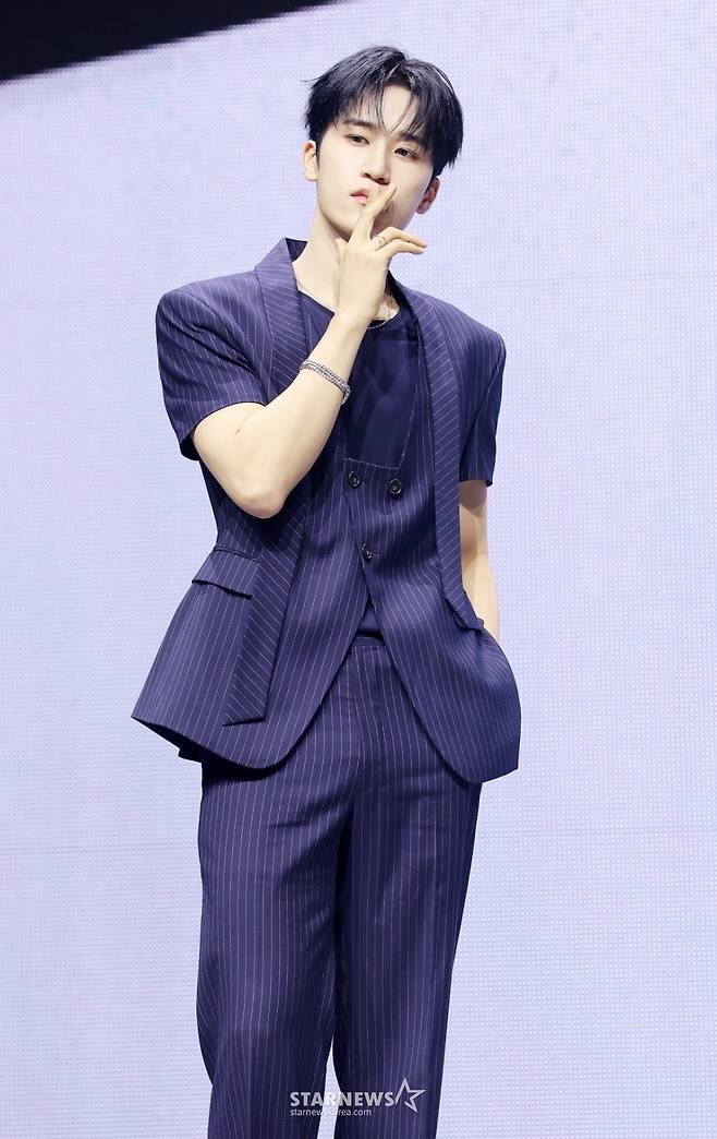 그룹 루네이트 준우가 17일 서울 광진구 예스24 라이브홀에서 진행된 두 번째 싱글 앨범 'LOST' 발매 기념 쇼케이스에서 포즈를 취하고 있다. /2025.09.17 /사진=김휘선 hwijpg@