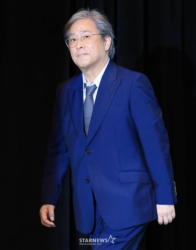 (부산=뉴스1) 권현진 기자 = 박찬욱 감독이 17일 부산 해운대구 영화의전당 중극장에서 열린 제30회 부산국제영화제(BIFF) 개막작 ‘여쩔수가없다’ 기자간담회에 참석하고 있다. ‘어쩔수가없다'는 '다 이루었다'고 느낄 만큼 삶이 만족스러웠던 회사원 만수(이병헌 분)가 덜컥 해고된 후, 아내와 두 자식을 지키기 위해 어렵게 장만한 집을 지켜내기 위해 재취업을 향한 자신만의 전쟁을 준비하며 벌어지는 이야기를 그렸다. 2025.9.17/뉴스1 Copyright (C) 뉴스1. All rights reserved. 무단 전재 및 재배포, AI학습 이용 금지. /사진=(부산=뉴스1) 권현진 기자