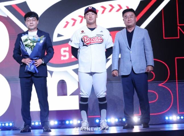 '2026 KBO 신인 드래프트'가 17일 서울 송파구 롯데호텔 월드 크리스탈볼룸에서 열렸다. 김주오(마산용마고)가 전체 7순위로 두산에 지명된 후 아버지, 김태룡 단장과 기념촬영을 하고 있다. /사진=김진경 대기자