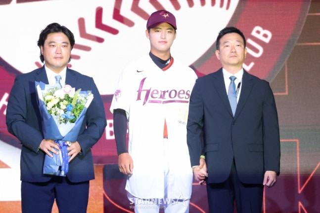 '2026 KBO 신인 드래프트'가 17일 서울 송파구 롯데호텔 월드 크리스탈볼룸에서 열렸다. 박준현이 전체 1순위로 키움에 지명된 후 아버지 박석민과 키움 허승필 단장과 기념촬영을 하고 있다. /사진=김진경 대기자