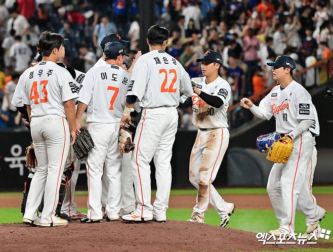 13일 오후 대전 한화생명 볼파크에서 열린 '2025 신한 SOL Bank KBO리그' 롯데 자이언츠와 한화 이글스의 경기, 한화가 2회에만 5점을 뽑아내며 롯데에 6:0 승리를 거뒀다.  이날 경기에서 승리한 한화 선수들이 기뻐하고 있다. 엑스포츠뉴스 DB