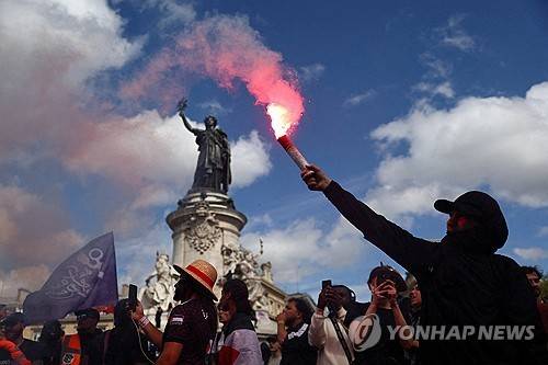 지난 10일 '국가 마비' 시민운동 당시 파리 시내 시위 모습 [로이터 연합뉴스 자료사진. 재판매 및 DB 금지]