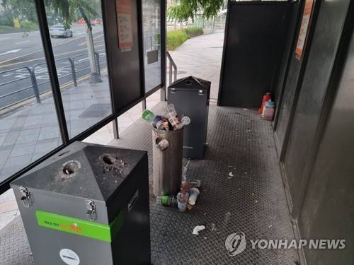 쓰레기 포화상태 (서울=연합뉴스) 서윤호 인턴기자 = 지난 14일 서울역 인근 한 흡연부스에 담배꽁초 수거함과 쓰레기통이 설치돼있다. 일부 쓰레기는 흘러넘쳤다. 2025.09.17