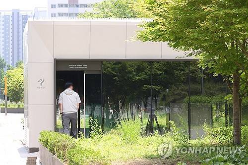 사회갈등 줄이고 도시 미관은 개선…서울형 흡연부스 새단장 (서울=연합뉴스) 진연수 기자 = 지난 5월 서울 동대문구 청량리역 광장에 설치된 서울형 흡연부스(밀폐형) 모습. 2025.9.17