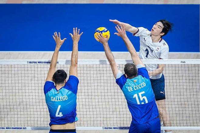 아르헨티나와 경기에서 공격하는 허수봉(맨 오른쪽) [FIVB 홈피 캡처. 재판매 및 DB 금지]