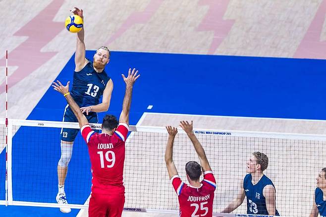 공격하는 핀란드의 요나스 요켈라(13번) [FIVB 홈피 캡처. 재판매 및 DB 금지]