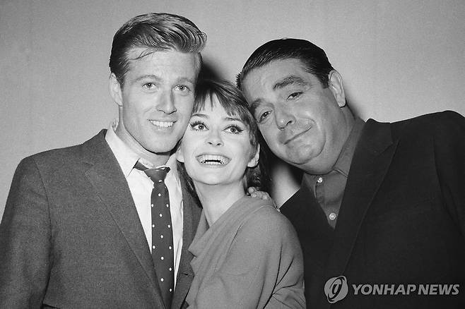 1963년 뉴욕에서 연극 '맨발 공원' 초연 당시 로버드 레드퍼드(왼쪽) [AP 연합뉴스 자료사진. 재판매 및 DB 금지]