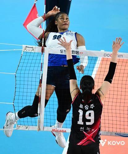 현대건설 선수 시절 공격하는 도로공사의 모마 [한국배구연맹 제공. 재판매 및 DB 금지]