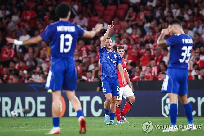 벤피카를 상대로 역전 결승 골을 터트린 카라바흐 카슈추크(가운데). [EPA=연합뉴스]