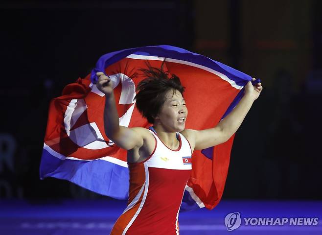 레슬링 세게선수권대회에서 우승한 북한 오경령 북한 레슬링 국가대표 오경령이 17일(한국시간) 크로아티아 자그레브에서 열린 2025 세계레슬링연맹(UWW) 세계선수권대회 여자 자유형 55㎏급 결승에서 러시아 출신의 개인중립선수인 예카테리나 베르비나를 꺾고 우승한 뒤 기뻐하고 있다. [EPA=연합뉴스]