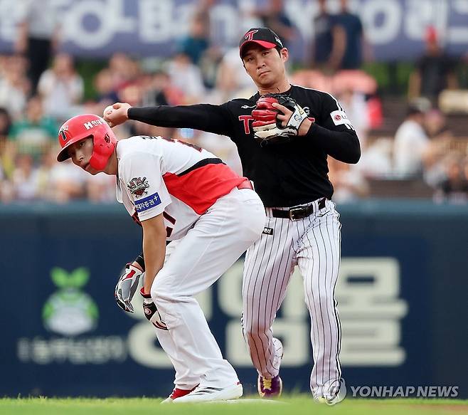 병살시키는 오지환 (광주=연합뉴스) 조남수 기자 = 23일 광주 기아챔피언스필드에서 열린 프로야구 LG 트윈스와 KIA 타이거즈의 경기. LG 유격수 오지환이 3회말 1사 1루에서 KIA 박찬호의 타구를 잡아 1루 주자 김호령을 2루에서 포스아웃시킨 뒤 1루로 송구하고 있다. 2025.7.23 iso64@yna.co.kr