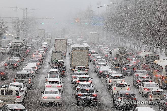 눈길 무진대로 차량 정체 [연합뉴스 자료사진]