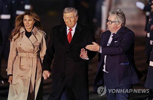 트럼프 대통령 부부와 영국 왕 개인 시종 헨리 후드 자작 (런던 로이터=연합뉴스) 2025년 9월 16일 저녁 런던 스탠스테드 공항에 도착한 도널드 트럼프(가운데) 미국 대통령과 그의 부인 멜라니아 트럼프(왼쪽) 여사가 영국 국왕을 대리해 나온 개인 시종 헨리 후드 자작으로부터 영접을 받고 있다. (REUTERS/Chris Radburn) 2025.9.17.