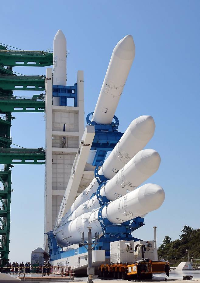 발사대에 기립하는 누리호 [항우연 제공. 재판매 및 DB 금지]