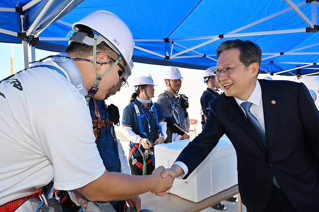 연구진 격려하는 윤영빈 우주항공청장 [항우연 제공. 재판매 및 DB 금지]