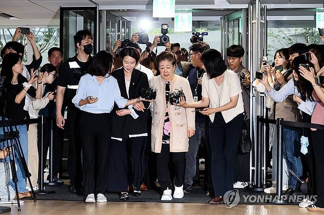 '통일교 현한 청탁' 한학자 총재, 김건희 특검 출석 (서울=연합뉴스) 임화영 기자 = 한학자 통일교 총재가 17일 서울 종로구 KT광화문빌딩에 마련된 김건희 여사의 의혹을 수사하는 민중기 특별검사팀 사무실에 세 번의 소환 불응 만에 자진 출석하고 있다.
    한 총재는 통일교 전 세계본부장 윤모씨(구속기소)와 공모해 2022년 1월 권성동 국민의힘 의원에게 윤석열 정부의 통일교 지원을 요청하며 정치자금 1억원을 전달한 혐의를 받는다.
    같은 해 4∼7월에는 '건진법사' 전성배씨를 통해 김건희 여사에게 고가 목걸이와 샤넬백을 건네며 교단 현안을 청탁한 데 관여한 혐의도 있다. 2025.9.17 hwayoung7@yna.co.kr