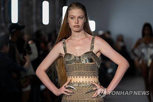 뉴욕패션위크에서 런웨이 모델로 데뷔한 비비언 제나 윌슨 [EPA=연합뉴스. 재판매 및 DB 금지]