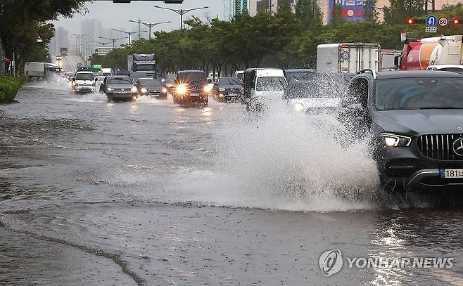 도로 침수에 거북이 운행 (인천=연합뉴스) 임순석 기자 = 17일 인천 서구 중봉대로가 침수돼 차들이 물보라를 일으키며 달리고 있다. 2025.9.17 soonseok02@yna.co.kr