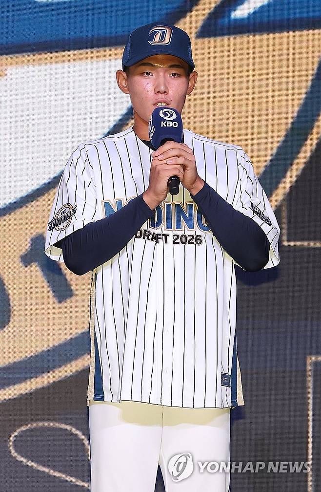 1라운드 2순위 유신고 내야수 신재인 (서울=연합뉴스) 서명곤 기자 = 17일 서울 송파구 롯데호텔 월드에서 열린 2026 KBO 신인 드래프트에서 NC 다이노스에 1라운드 2순위 지명을 받은 유신고 내야수 신재인이 소감을 말하고 있다. 2025.9.17 seephoto@yna.co.kr