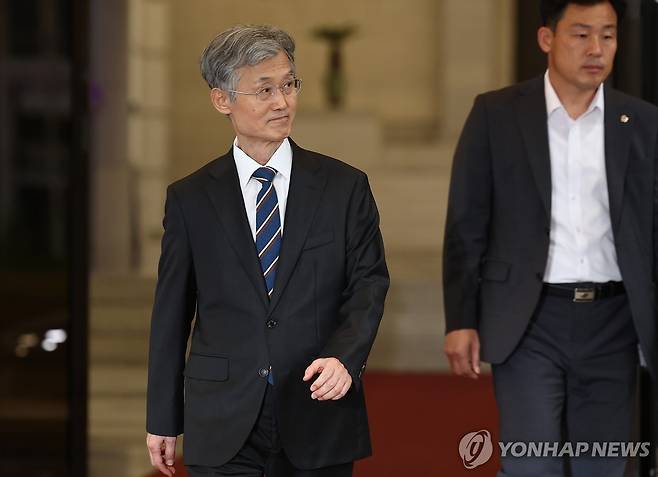 조희대 대법원장 퇴근 (서울=연합뉴스) 김성민 기자 = 조희대 대법원장이 17일 서울 서초구 대법원에서 퇴근하기 위해 이동하고 있다. 2025.9.17 ksm7976@yna.co.kr