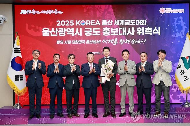 울산시 궁도 홍보대사로 위촉된 송일국 (울산=연합뉴스) 17일 울산시청 대회의실에서 열린 울산시 궁도 홍보대사 위촉식에서 김두겸 울산시장(왼쪽 네 번째)이 배우 송일국 씨(다섯 번째)에게 위촉장을 수여한 뒤 기념 촬영을 하고 있다. 2025.9.17 [울산시 제공. 재판매 및 DB 금지] hkm@yna.co.kr