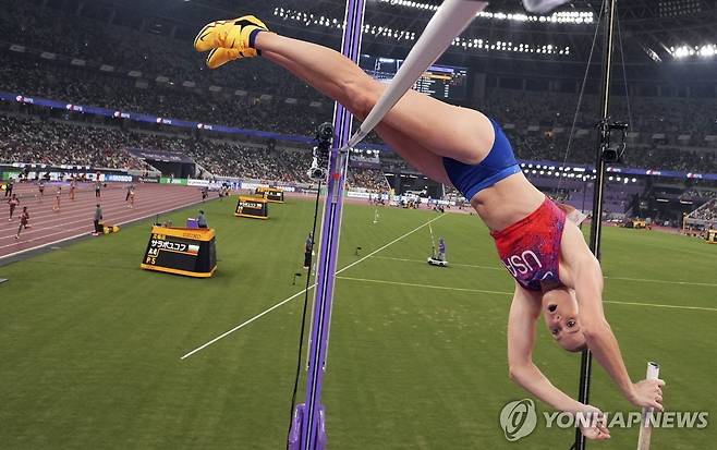 바를 넘는 케이티 문 (도쿄 AP=연합뉴스) 케이티 문이 17일 일본 도쿄 국립경기장에서 열린 2025 세계육상선수권 여자 장대높이뛰기 결선에서 바를 넘고 있다.