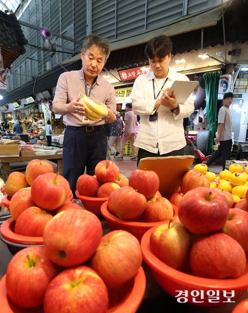 18일 오전 수원시 팔달구 못골종합시장에서 국립농산물품질관리원 경기지원 수원사무소 관계자들이 추석을 앞두고 농축산물 원산지 표시 점검을 하고 있다. 2025.9.18 /최은성기자 ces7198@kyeongin.com