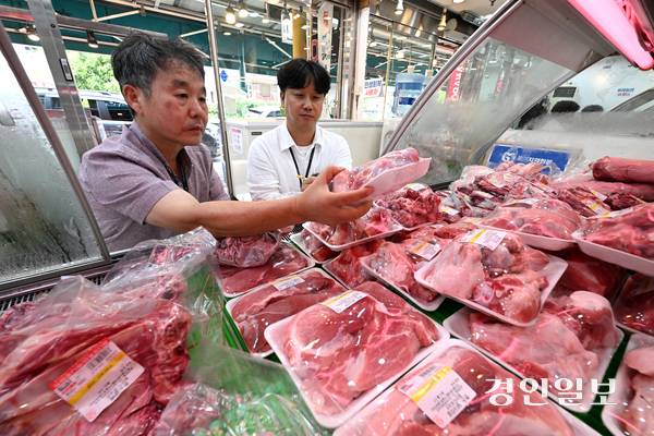 18일 오전 수원시 팔달구 못골종합시장에서 국립농산물품질관리원 경기지원 수원사무소 관계자들이 추석을 앞두고 농축산물 원산지 표시 점검을 하고 있다. 2025.9.18 /최은성기자 ces7198@kyeongin.com