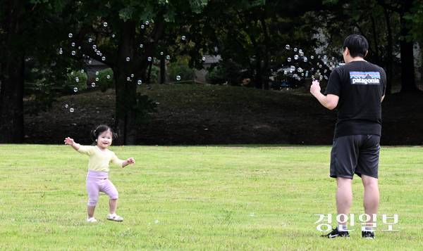 완연한 가을 날씨를 보인 18일 오전 수원시 탑동 시민농장에서 아빠와 아이가 비눗방울 놀이를 하고 있다. 2025.9.18 /임열수기자 pplys@kyeongin.com