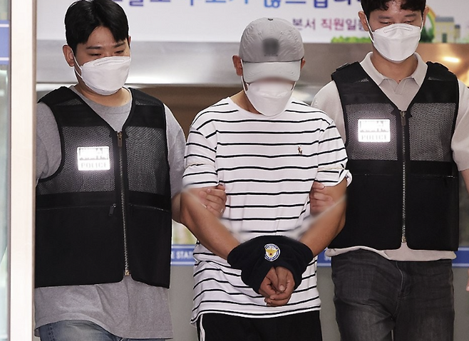 ▲ 'KT 소액결제' 사건 피의자 40대 B씨가 영장실질심사를 위해 법원으로 이동하고 있다./연합뉴스