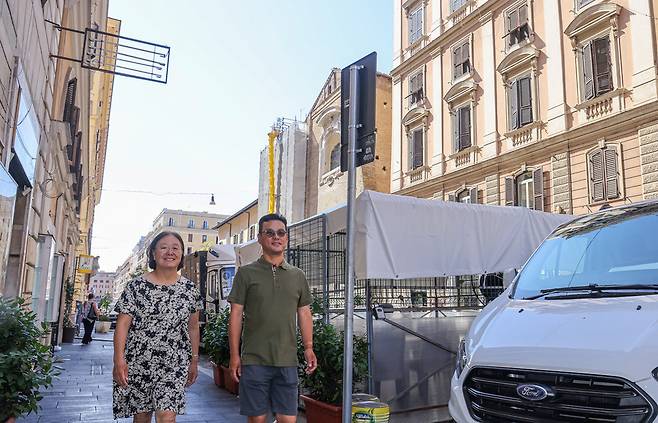 ▲ 지난 7월 14일(현지시간) 이탈리아 로마 밥앤잠 게스트하우스에서 노택균 밥앤잠 대표와 아내 최상남씨가 로마 거리를 거닐고 있다.&nbsp;/이호윤 기자 256@incheonilbo.com